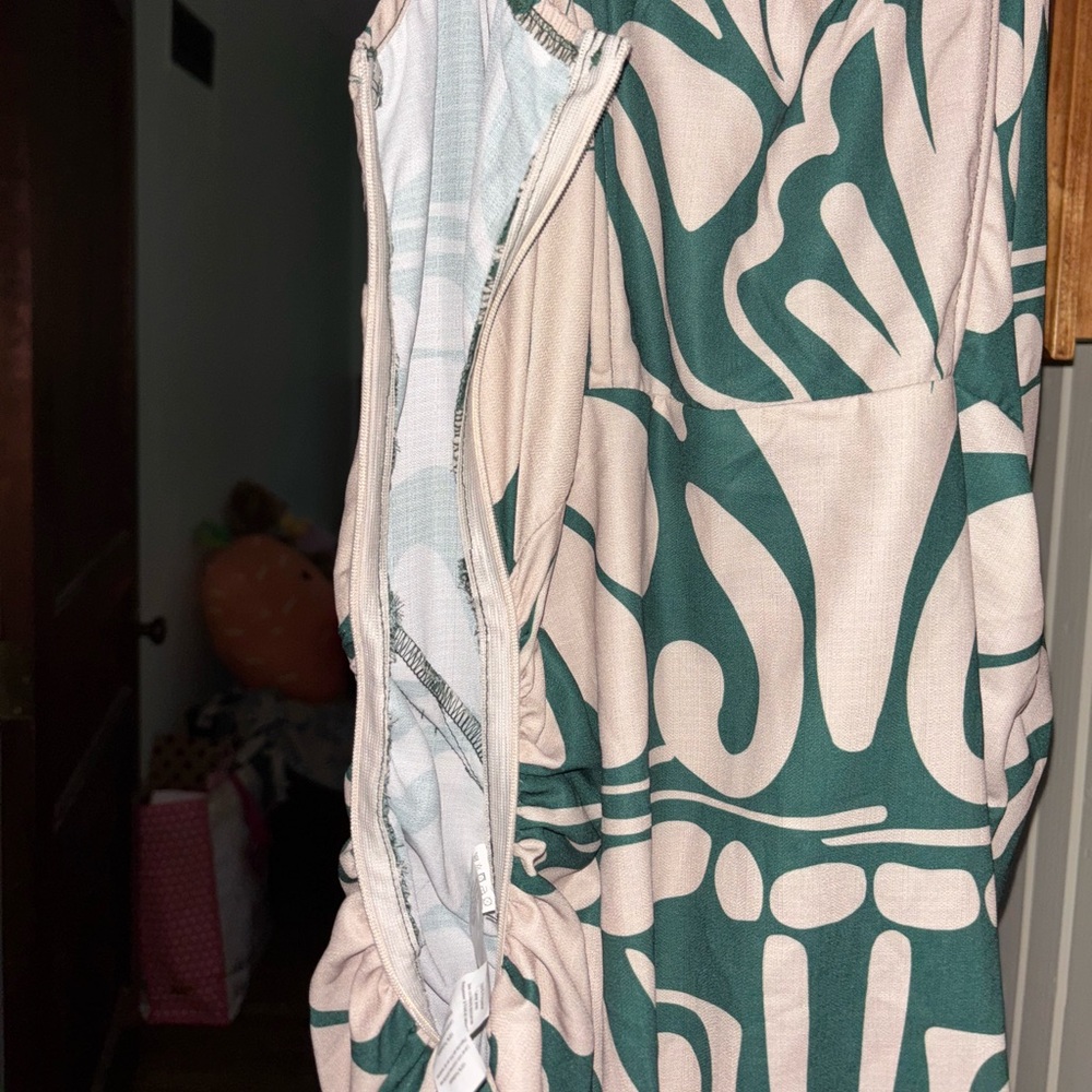 Pretty Little Thing Dress - Picture 6 of 8
